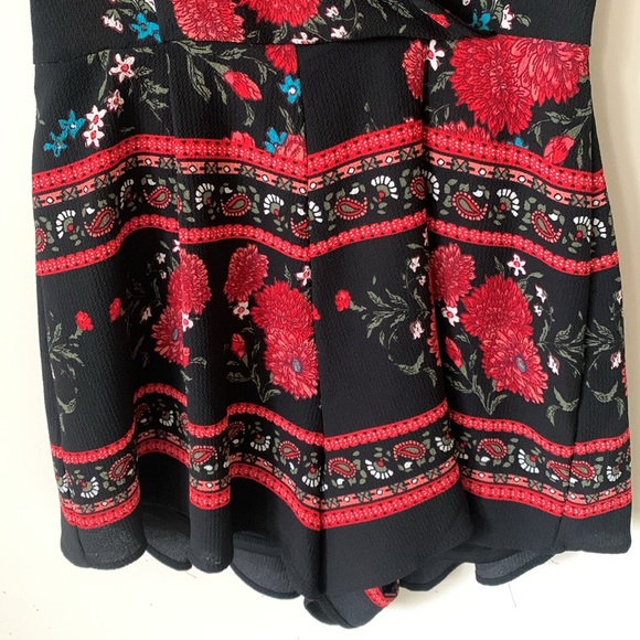Francesca’s Mi Ami Black Red Floral Romper Boho SZ XS  Tie Back pleated shorts - Picture 4 of 9